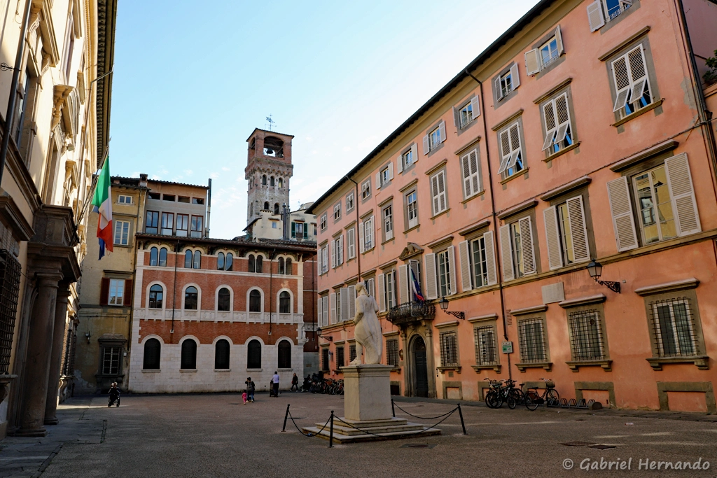 Piazza Guidiccioni, avec à gauche la palazzo du même nom, et à l'arrière plan, la Torre delle Ore ou Torre dell'Orologio