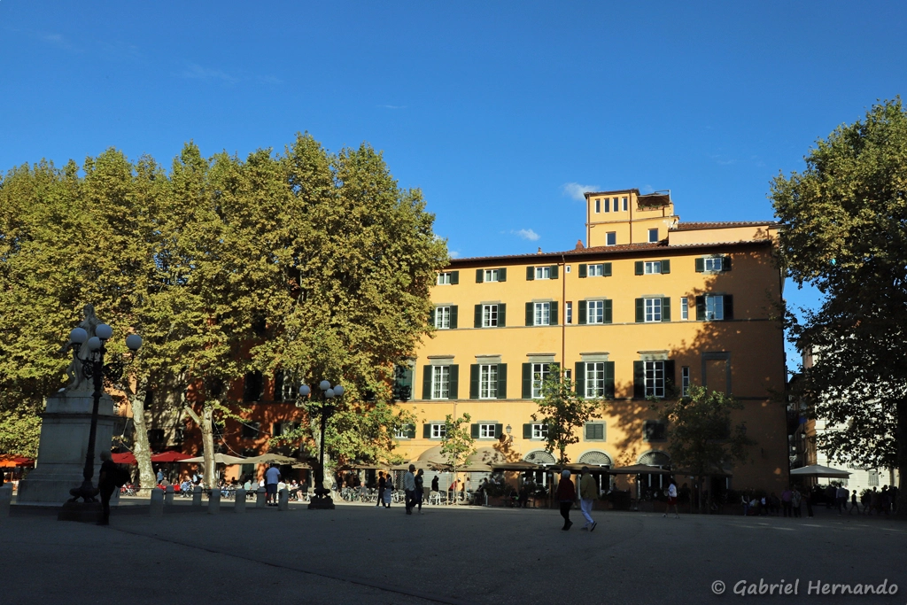 Piazza Napoléone , communément appelée Piazza Grande