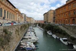 Fosso Reale, avec l'école Antonio Benci et le Marché central
