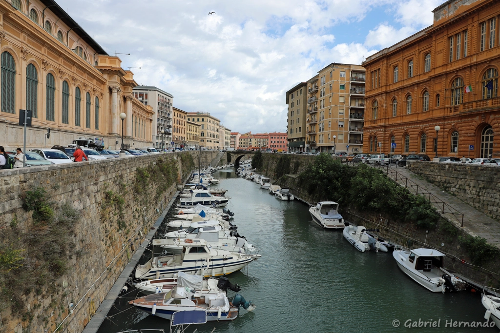 Fosso Reale, avec l'école Antonio Benci et le Marché central