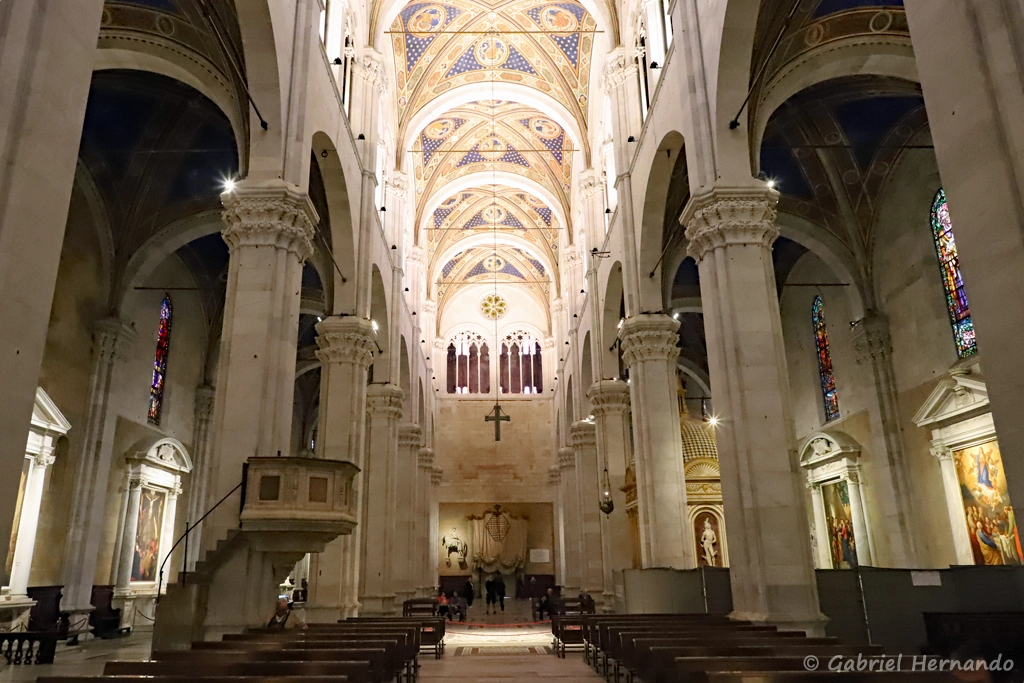 Nef centrale de la Cathédrale Sans Martino, en direction du porche