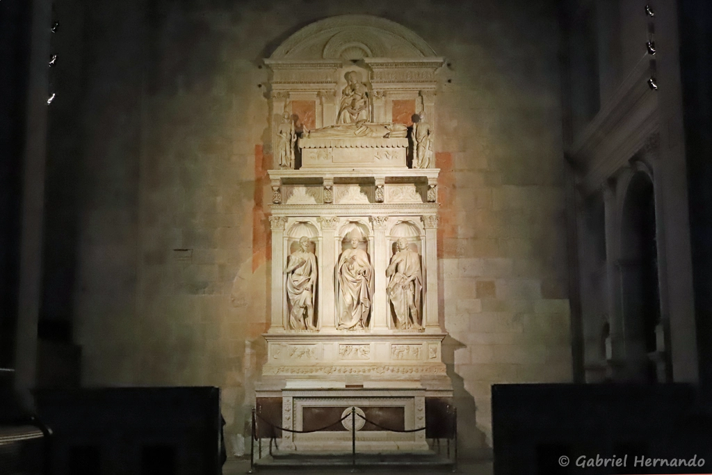Autel dédié à San Regolo, par Matteo Civitali, avec la statue du saint, entouré de San Giovanni Battista et San Sebastiano, dans la cathédrale Sans Martino