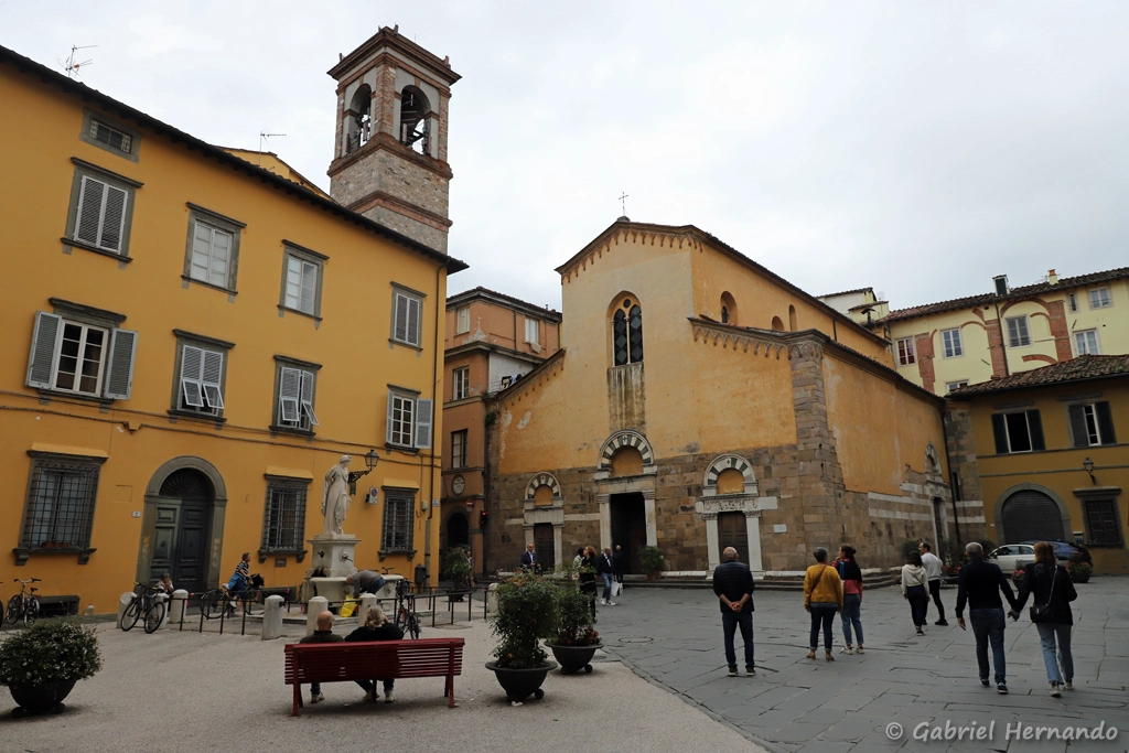 Piazza San Salvatore, avec l'église de San Salvatore in Mustiolo (IXe siècle), sa fontaine surmontée d'une Naïade (XIXe siècle) et la tour située Via Cesare Battisti