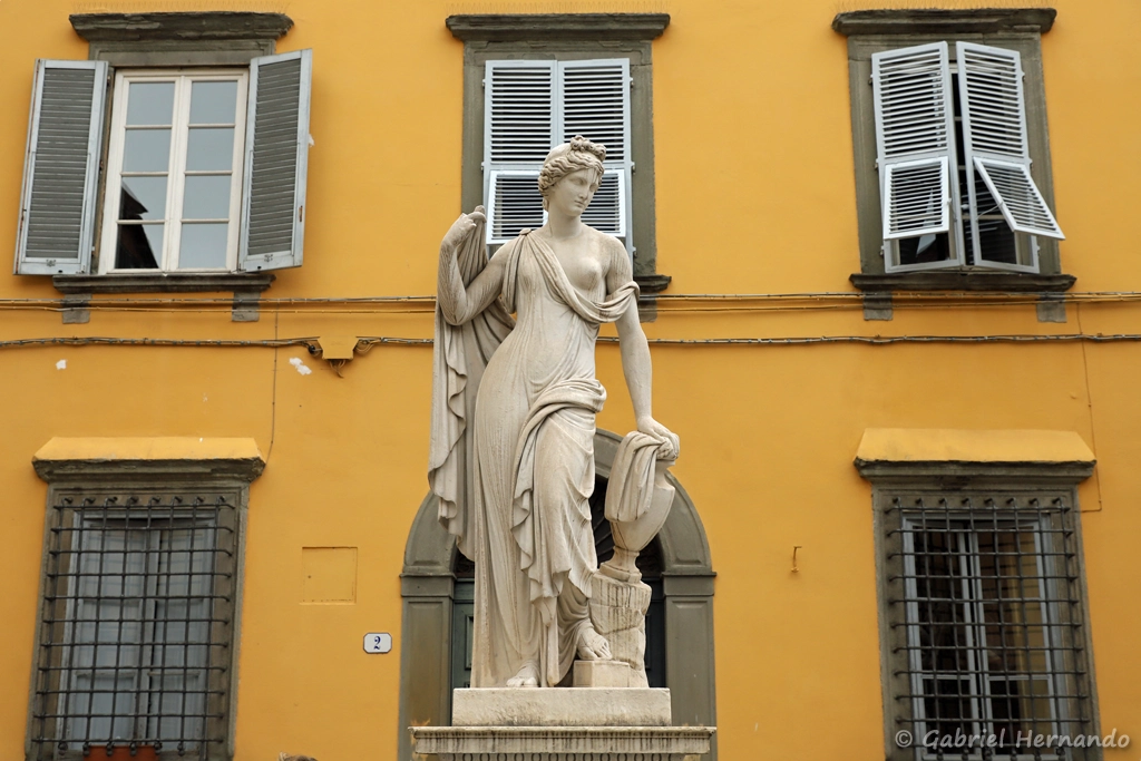 Statue de Naïade (XIXe siècle), Piazza San Salvatore, appelée pupporona pour sa poitrine exposée