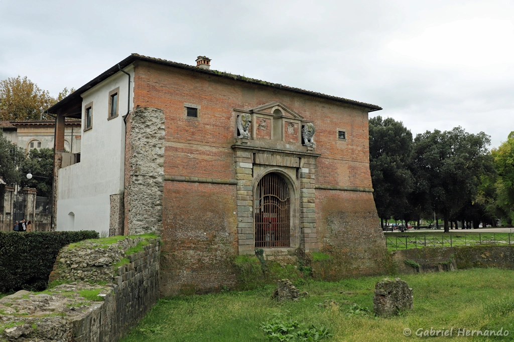Ancienne porte San Donato Vecchia (1590), remplacée par la porte San Donato entre 1629 et 1639, à l'Ouest de la cité