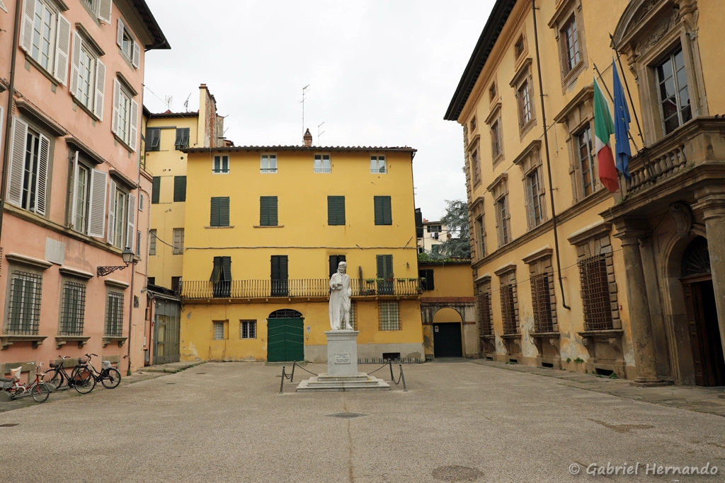 Piazza Guidiccioni, avec à droite le palazzo du même nom