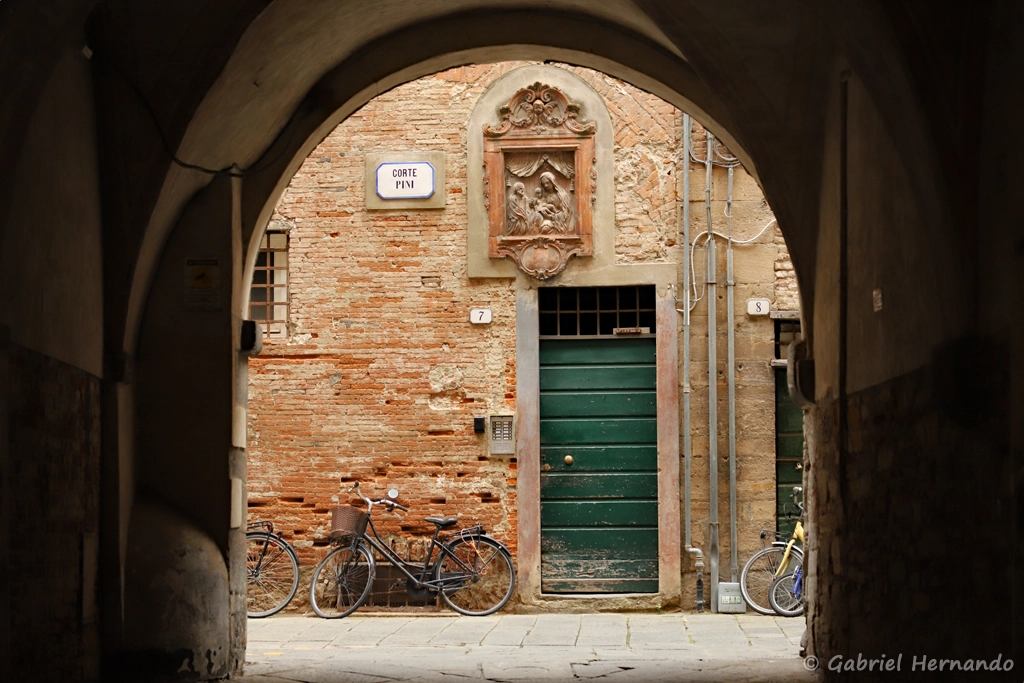Corte Pini, une cours pittoresque accessible par un passage donnant sur la Via Santa Lucia