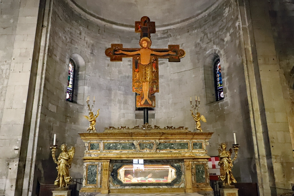 Abside, avec la grande croix peintes, surmontant l'autel abritant les restes de Davino Armeno