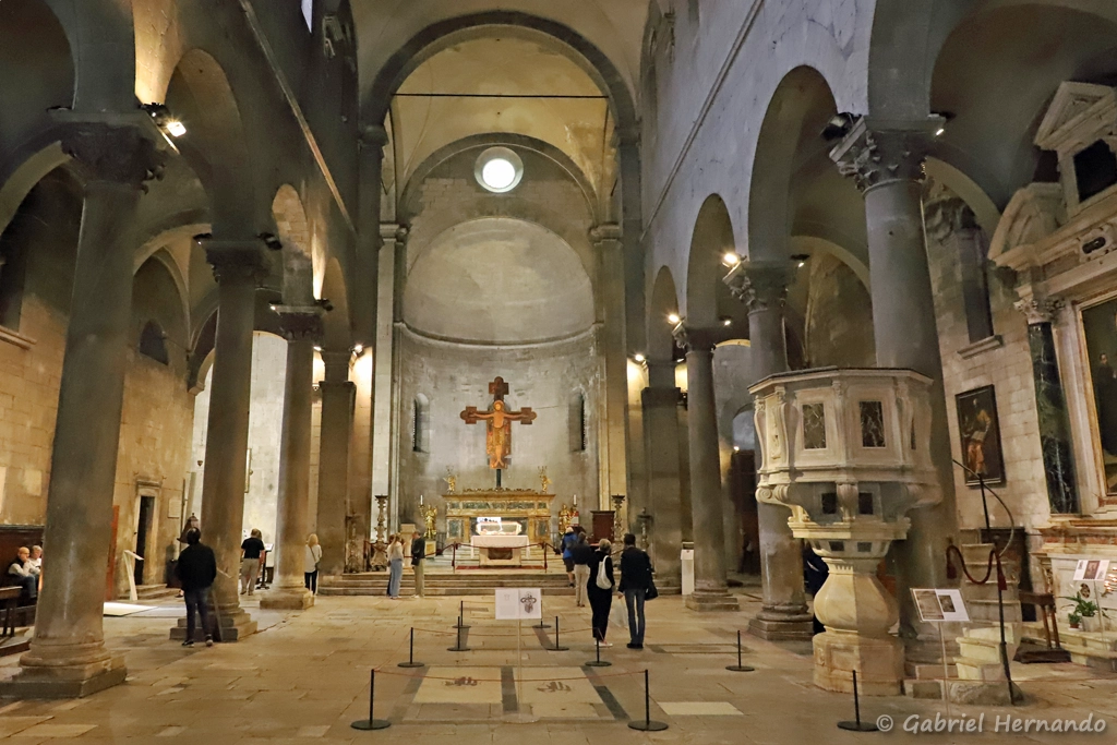 Nef centrale, vers l'abside, avec des colonnes monolithiques, dans l'église San Michele in Foro