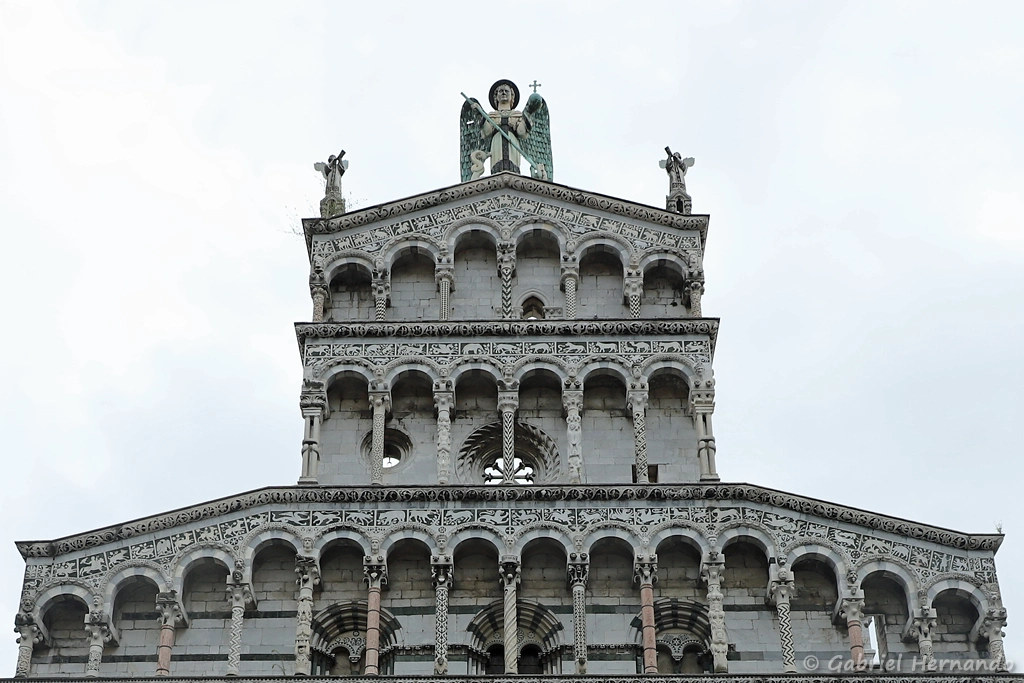 Détailles de la façade de l'église église San Michele in Foro, avec la stature de 4m de l'archange Michel terrassant le dragon