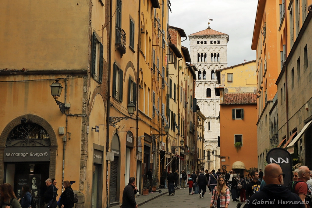 Via Beccheria, avec vue sur le campanile de l'église San Michele in Foro
