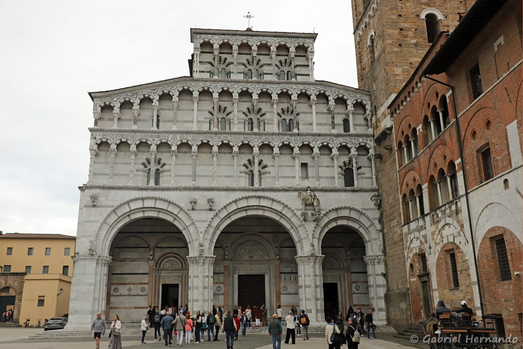 Façade asymétrique de la cathédrale Sans Martino
