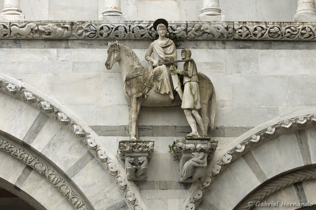 Sculpture de San Martino partageant son manteau avec un pauvre, sur la façade de la cathédrale San Martino