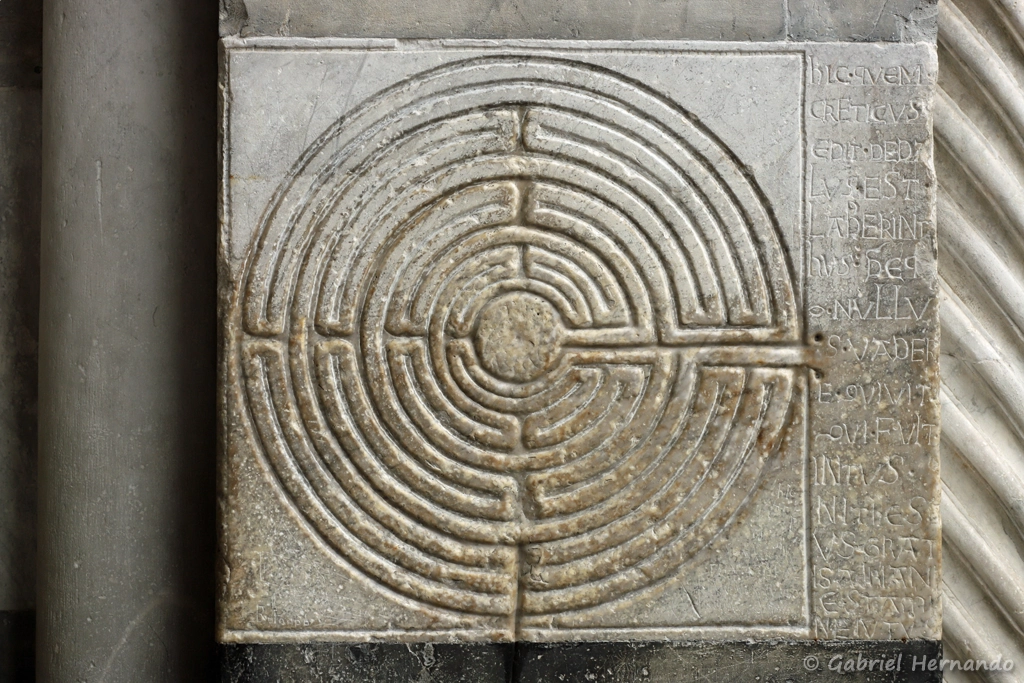 Labyrinthe digital sur un pilier du portique de la de la façade, l'un des plus petit au monde avec ses 50 cm