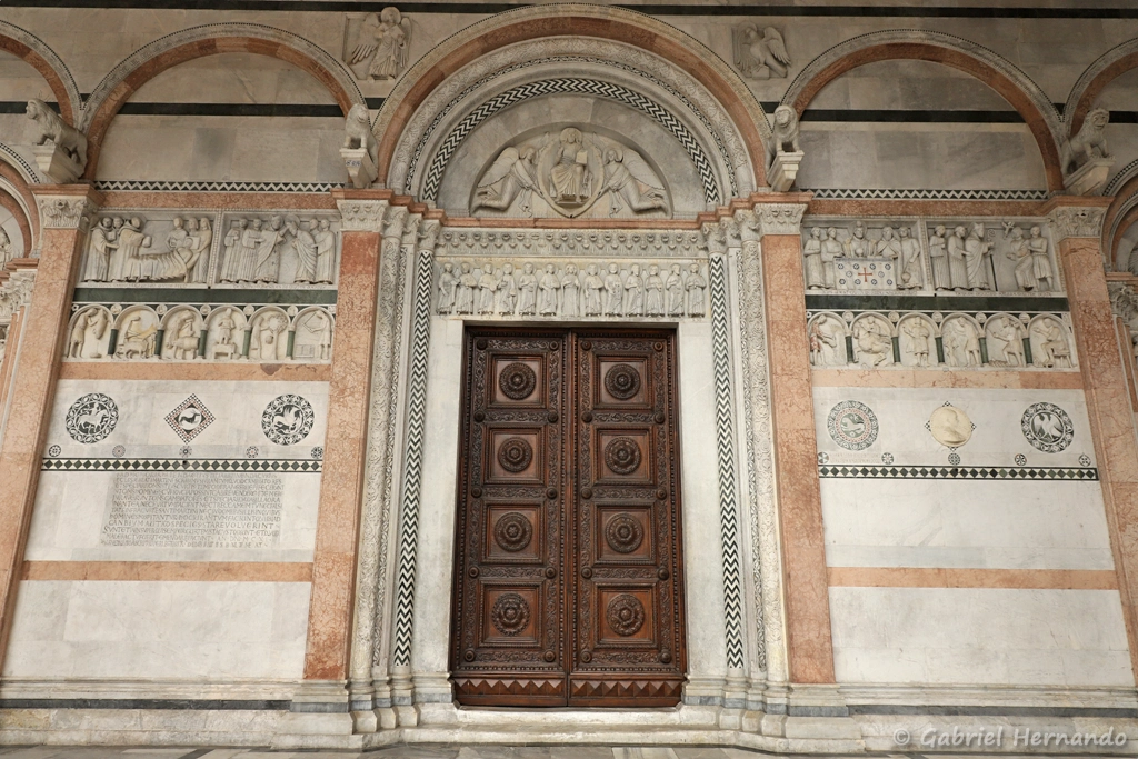 Entrée centrale de la cathédrale Sans Martino, avec les 4 bas reliefs représentant la vie de San Martino, et les mois de l'année