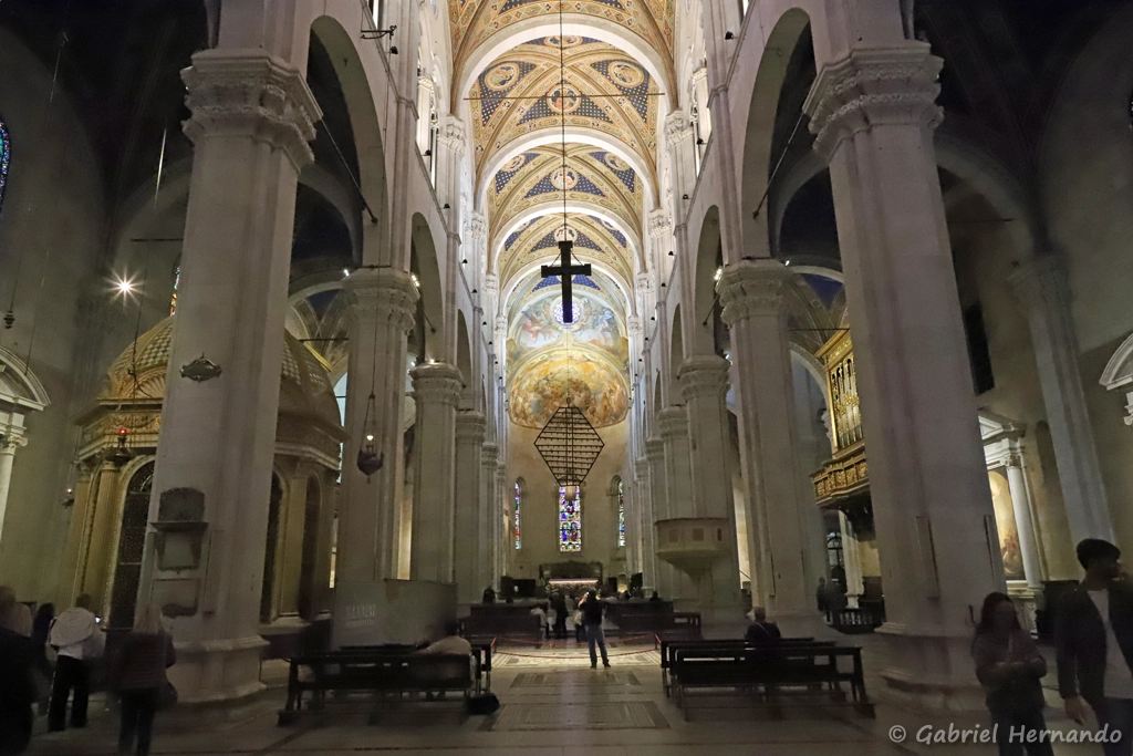 Nef centrale de la Cathédrale Sans Martino, en direction de l'abside