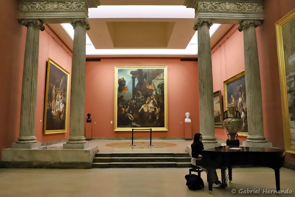 Grande salle ornée de quatre des colonnes de l'ancien jubé de la Cathédrale
