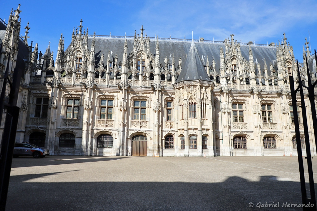 Corps central, le « Palais Royal », depuis le portail ouvert