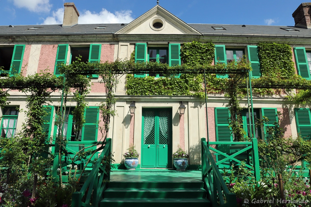 Façade avec l'entrée principale de la maison