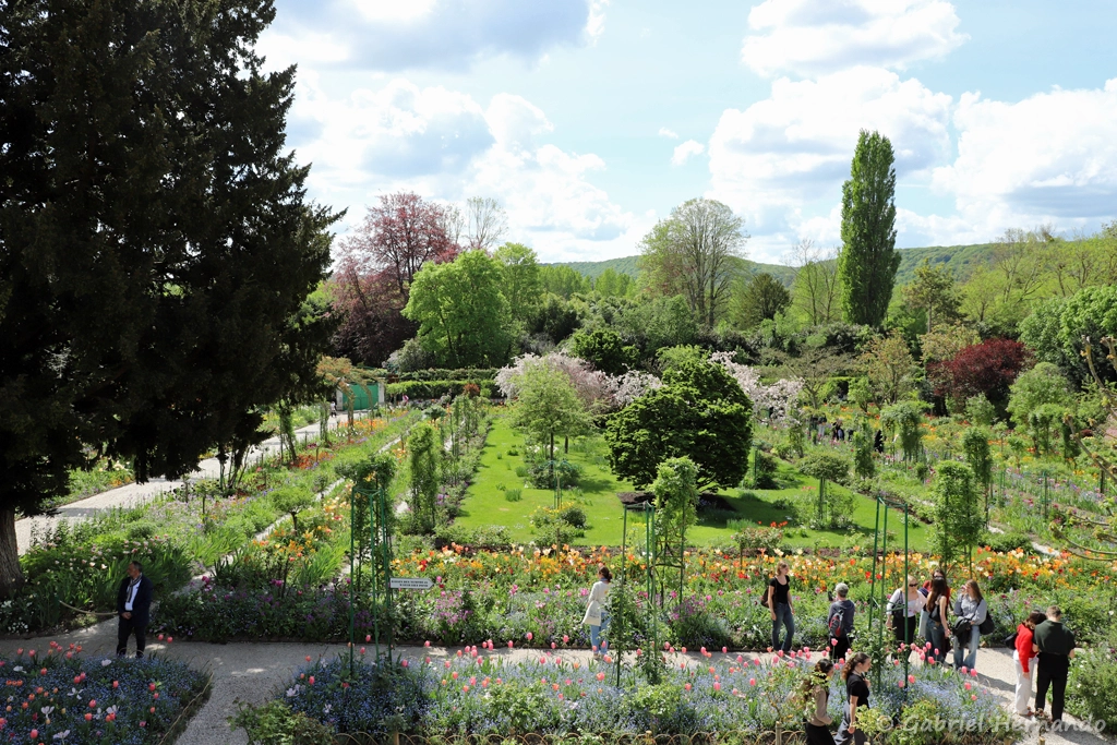 Vue sur les jardin, depuis une fenêtre de l'étage