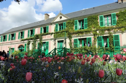 La longue maison en crépi rose