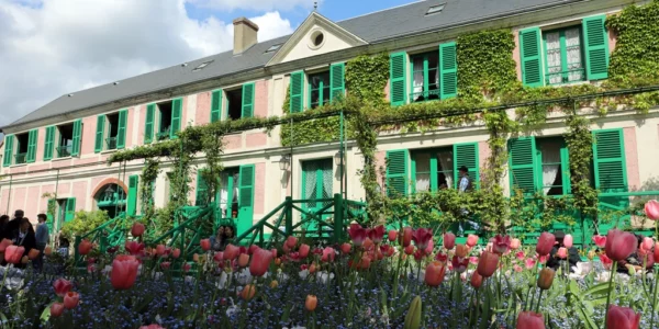 La longue maison en crépi rose