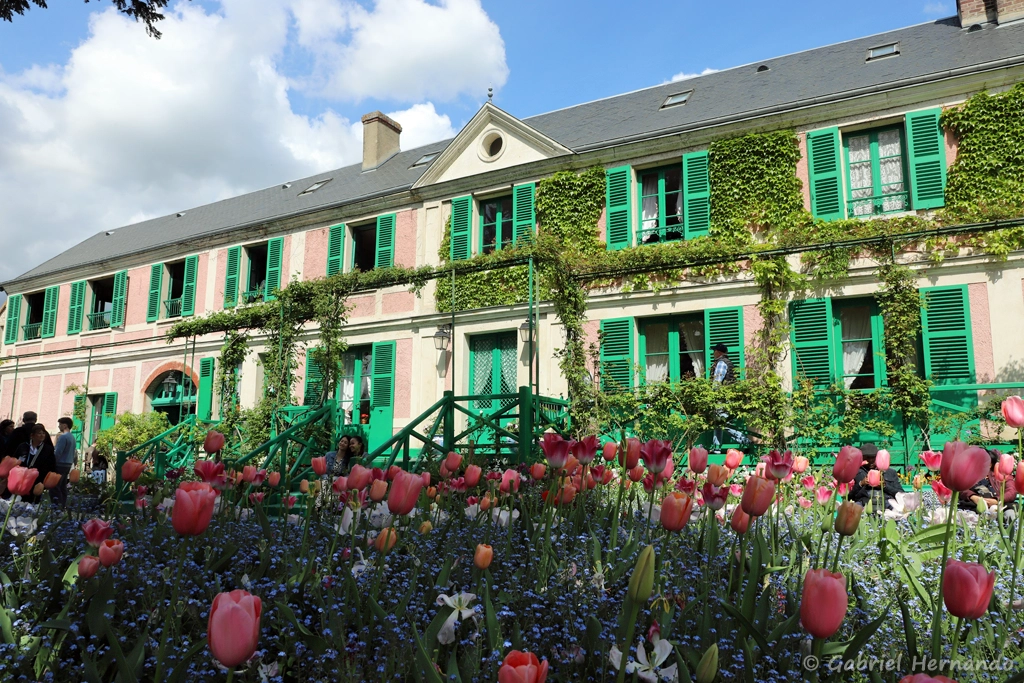 La longue maison en crépi rose