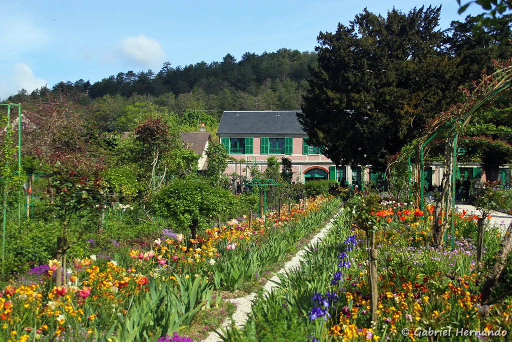 Une allée latérale du jardin, en direction de la maison