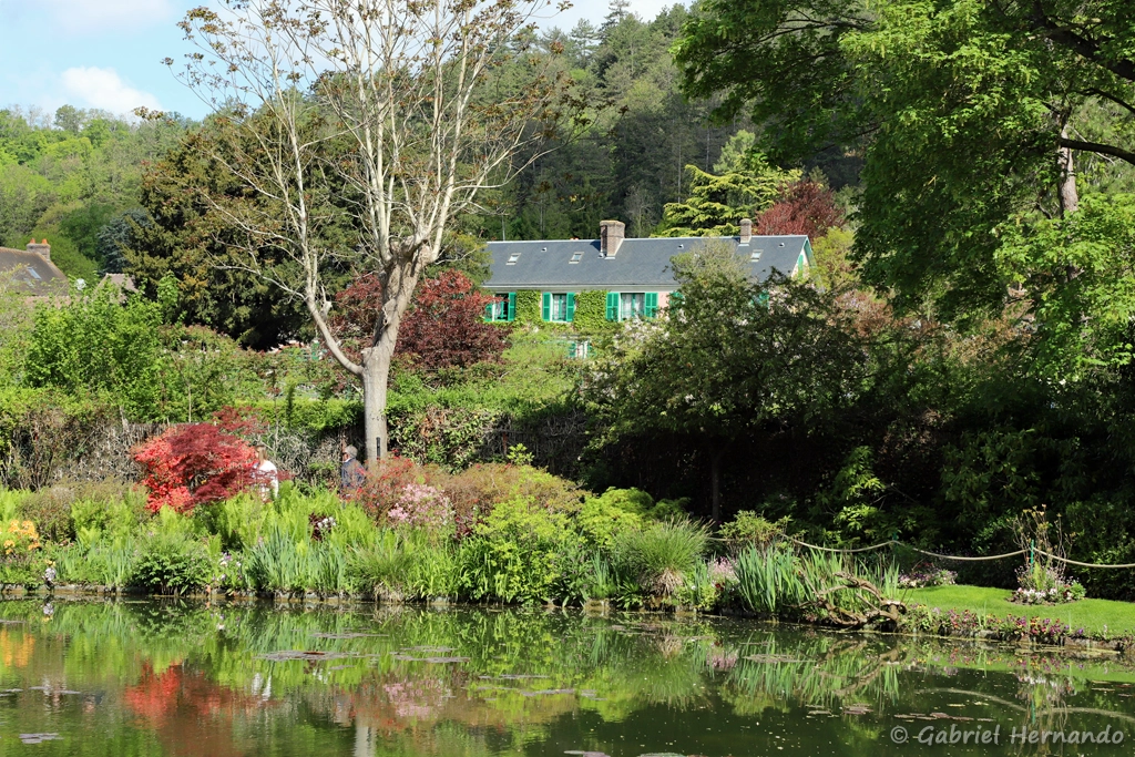 Vue sur la maison, depuis le jardin d'eau
