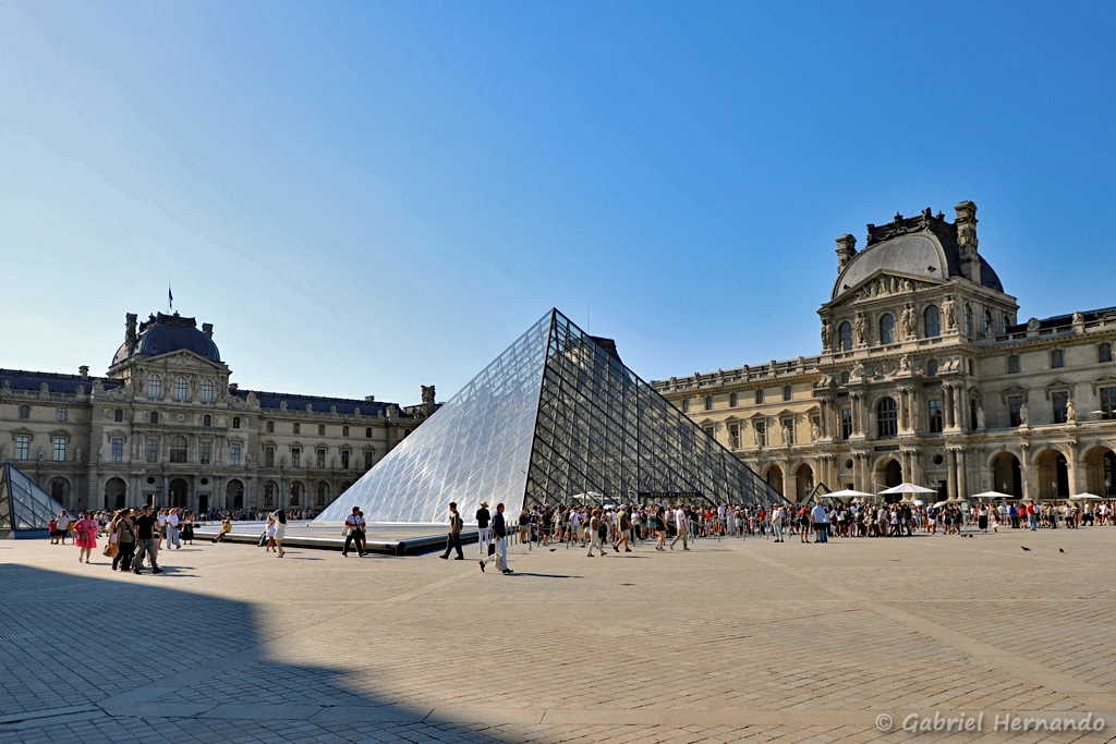 Pyramide du Louvre