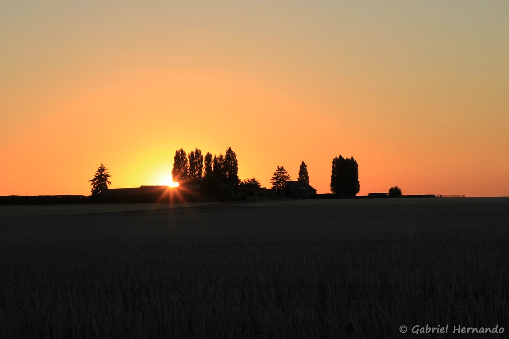 21h10, l'éclipse se termine et le soleil se couche (Douains, 12 août 2026)