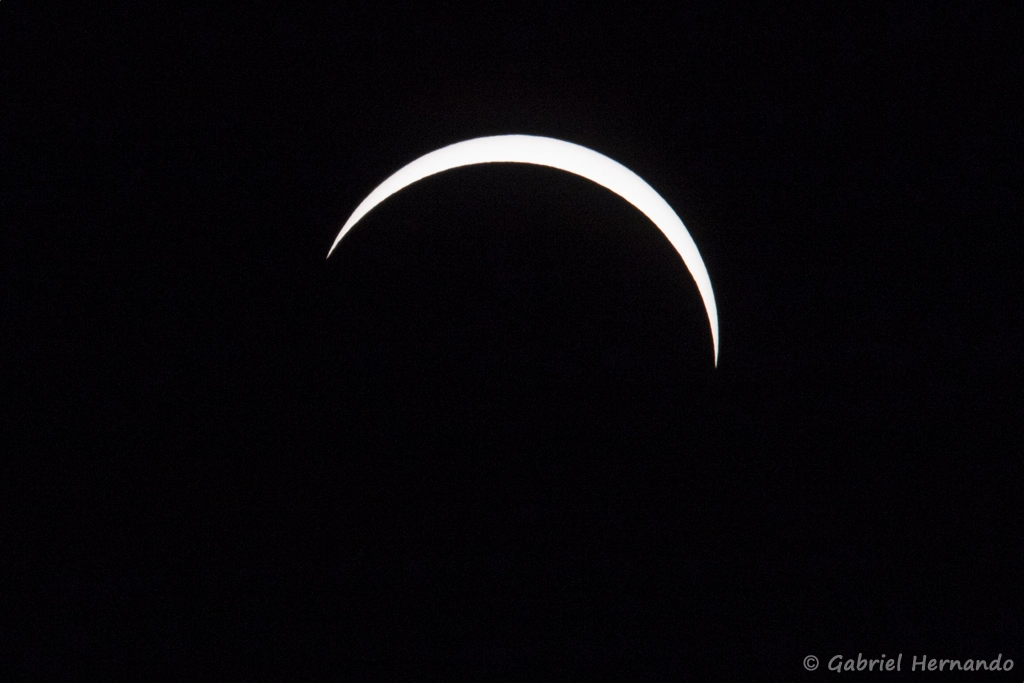20h17, l'éclipse est à son maximum, avec 92,4% d'occultation