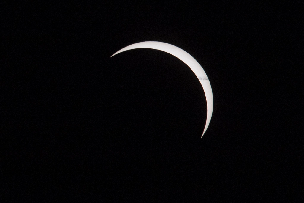 20h24, le passage d'un avions vient de laisser une trace, sur le croissant solaire