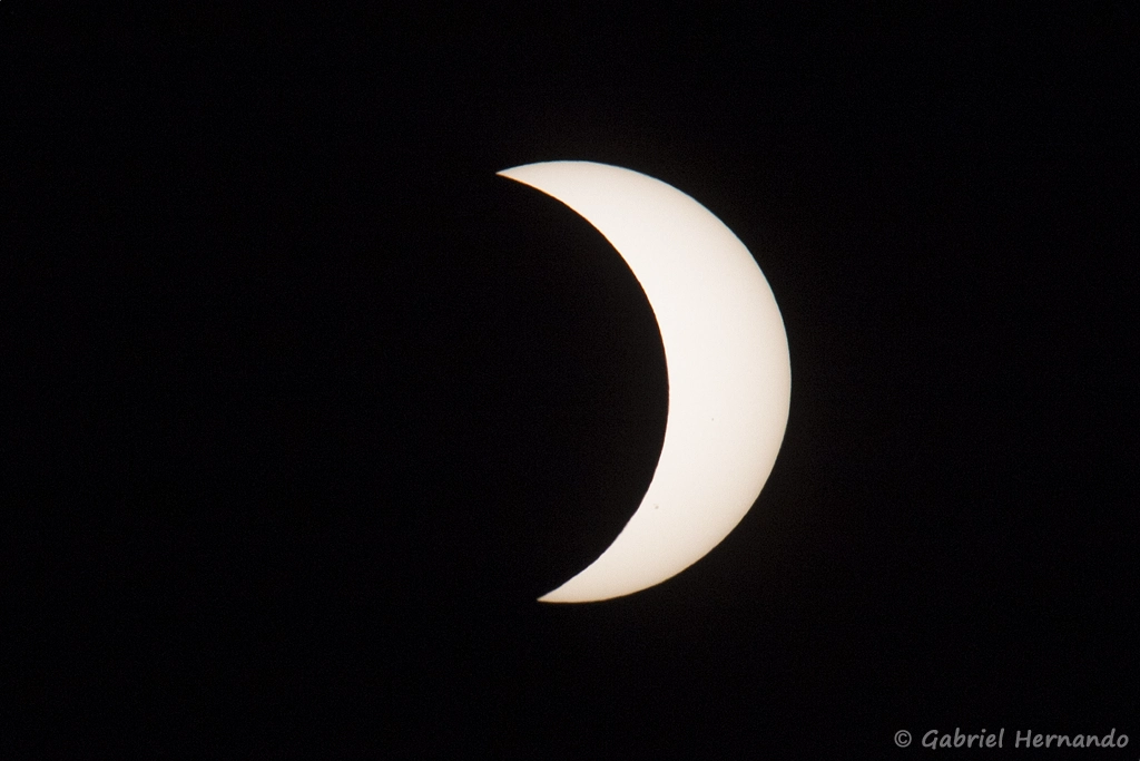 20h31, le croissant solaire grandit, à mesure que le lune s'éloigne
