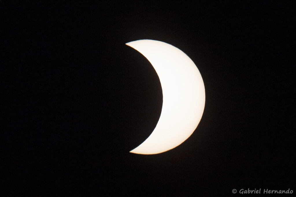20h36, le croissant solaire grandit, à mesure que le lune s'éloigne