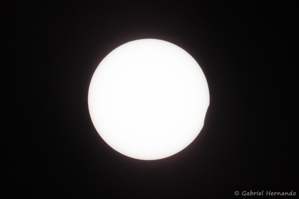 19h22, début de l'éclipse