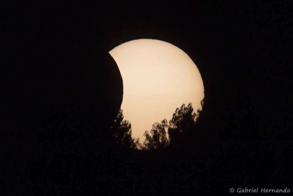 20h53, le croissant solaire descend vers l'horizon