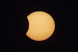 21h00, décalage obligatoire, avec phase finale de l'éclipse en approche