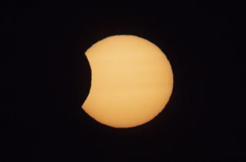 21h00, décalage obligatoire, avec phase finale de l'éclipse en approche