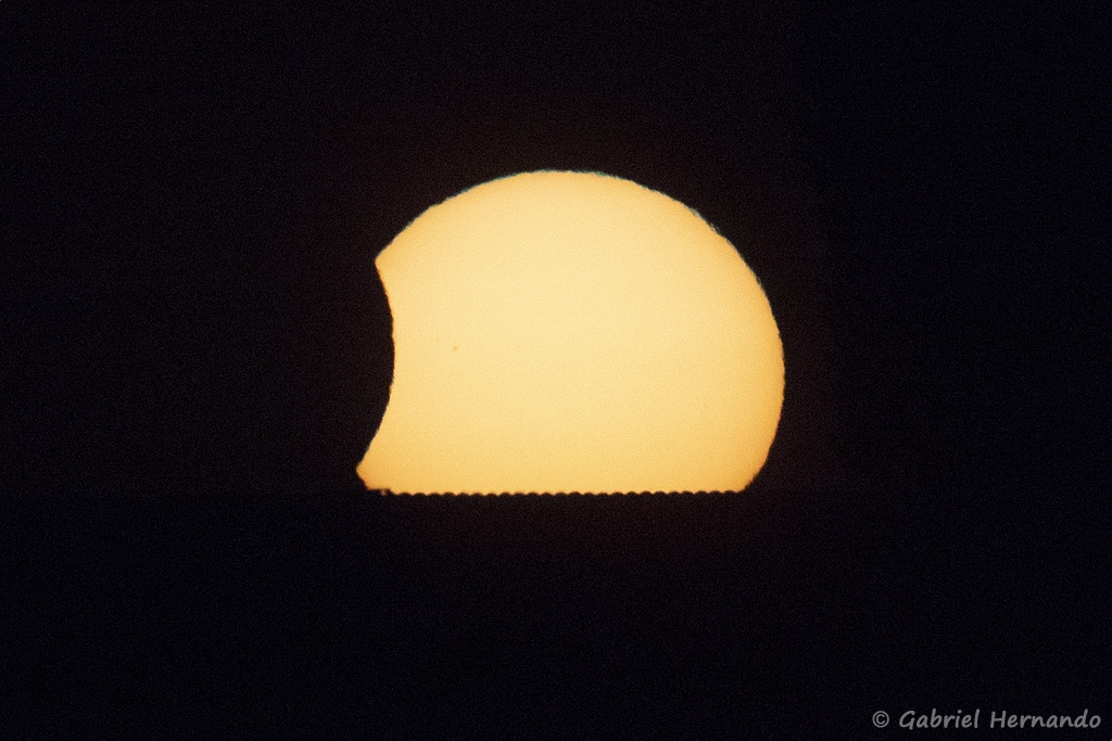 21h02, l'éclipse se termine doucement, avec le coucher du soleil