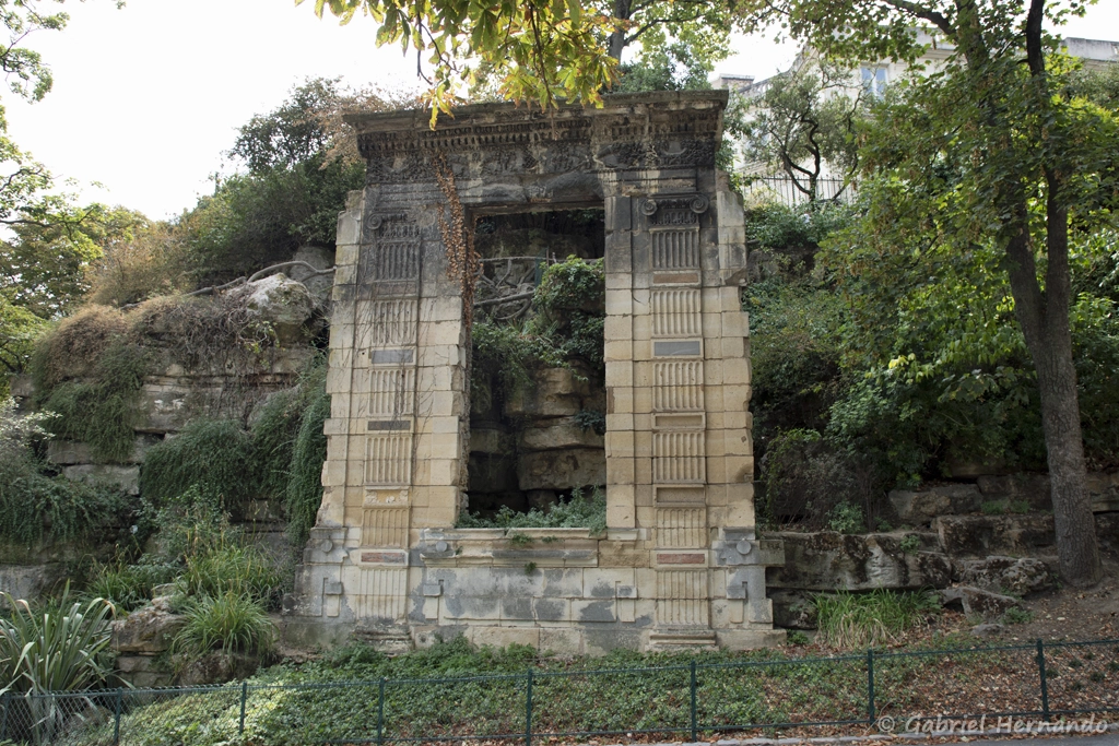 Vestige du palais des Tuileries dans les jardins du Trocadéro