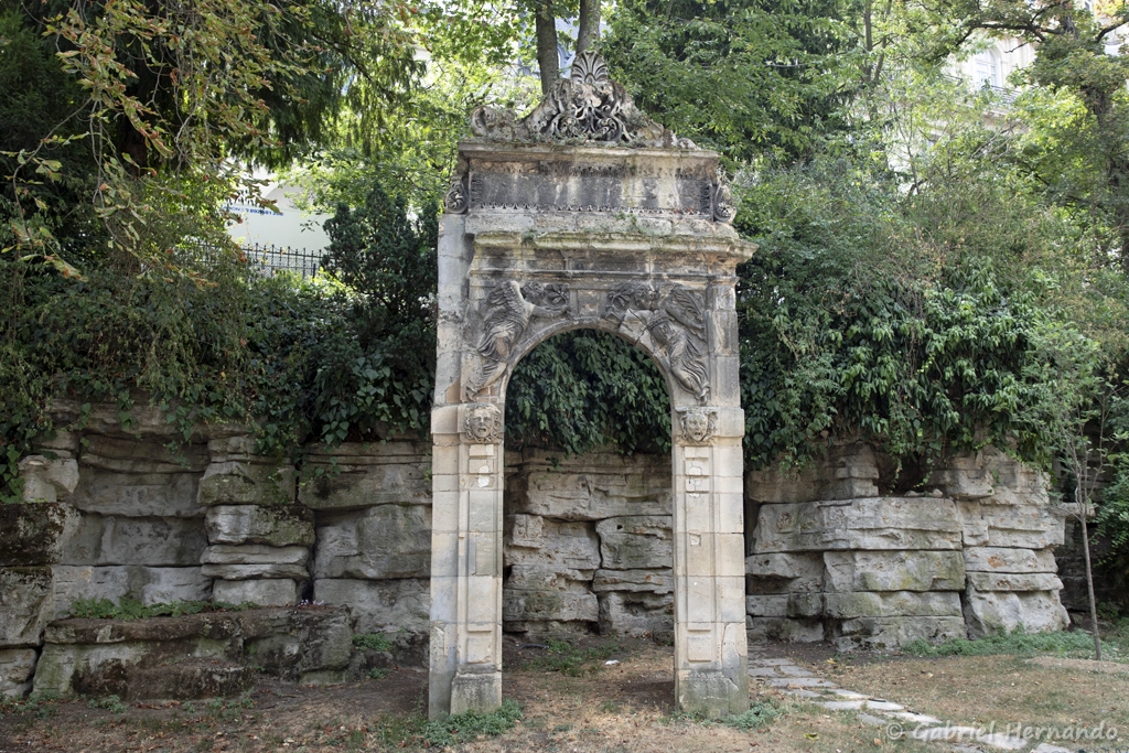 Vestige de l'hôtel de ville de Paris dans les jardins du Trocadéro