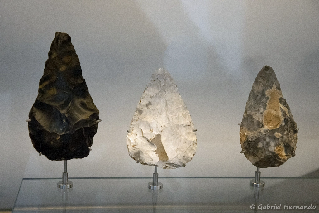 Bifaces en silex, du paléolithique moyen