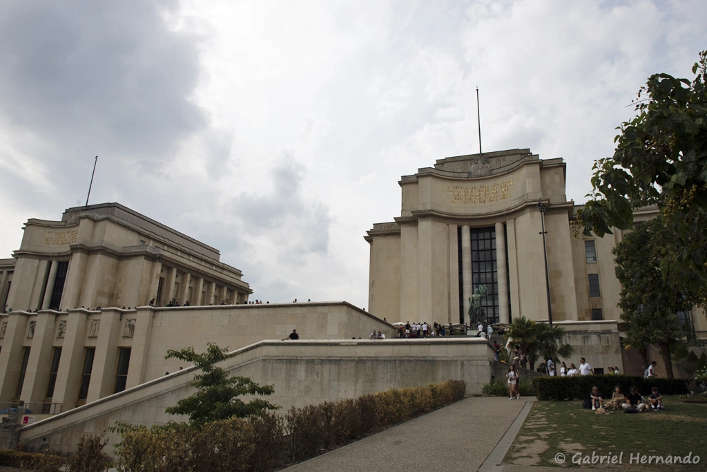 Une partie du palais du Trocadéro, depuis les jardins