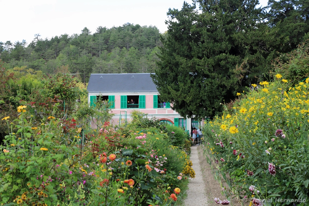 Une allée latérale du clos Normand, vers la maison