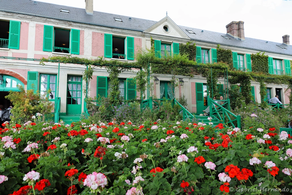 La maison avec le parterre de géraniums