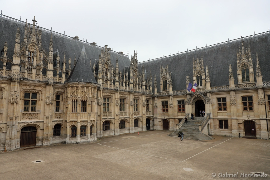Le corps central et l'aile est du palais de justice