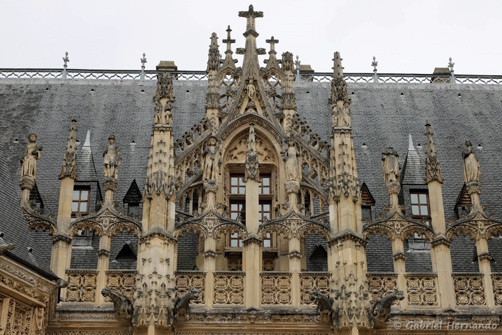 Lucarne, claire-voie et balustrade de Style Louis XII