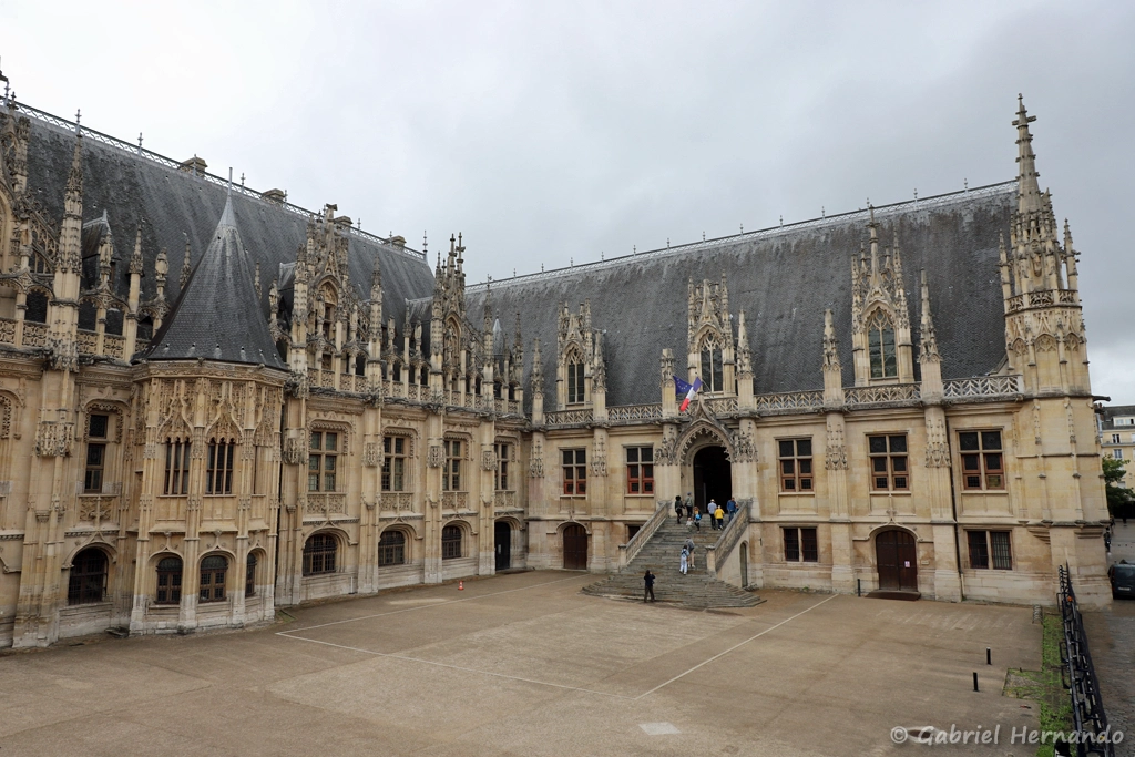 Le corps central et l'aile est depuis le haut de l'escalier de l'aile ouest
