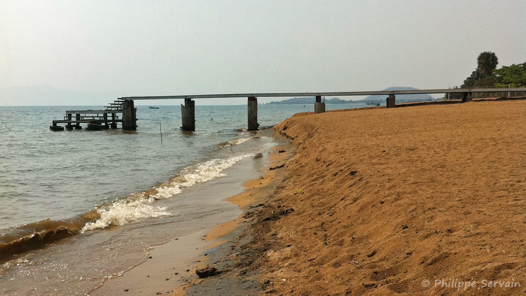 Ponton sur la plage de Nkopola